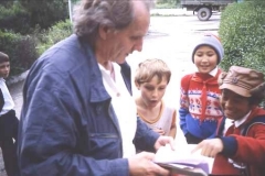 Soviet kids enthralled by tourist
