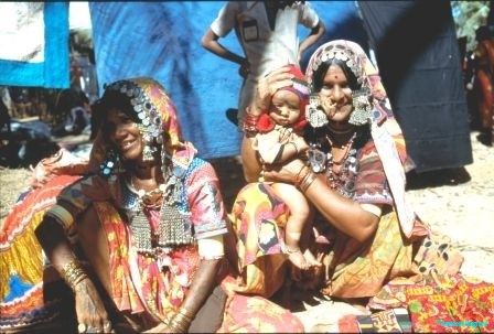Gujarati-women-selling-trinkets-Anjuna-Goa-India