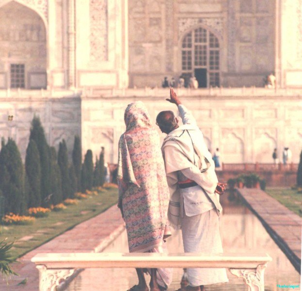 Indians-are-just-as-taken-with-their-national-treasures.-Taj-Mahal-Agra-India