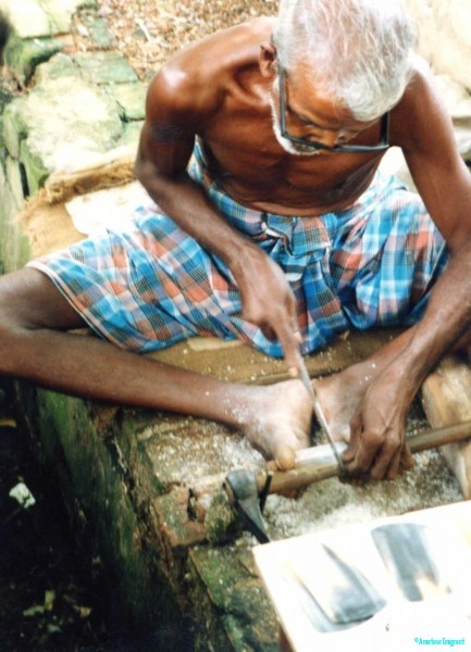 Making-combs-from-buffalo-horn-note-use-of-toes-as-vice.-Tamil-Nadu-India-1